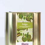 Lata de aceite de oliva virgen extra ecológico, diseño elegante y práctico para conservar su calidad.